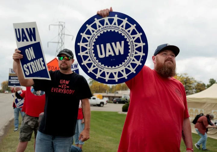UAW workers to get 19% wage hike under Mack Trucks contract deal