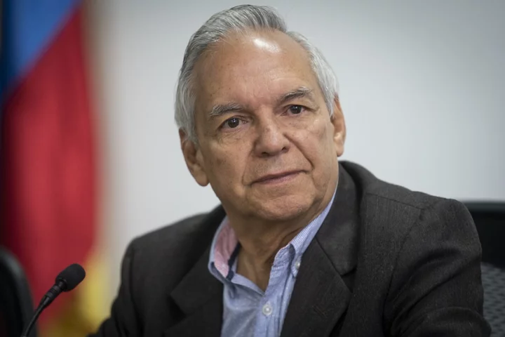Colombia Finance Chief Sees Swift Key Rate Cuts to 8% by 2024