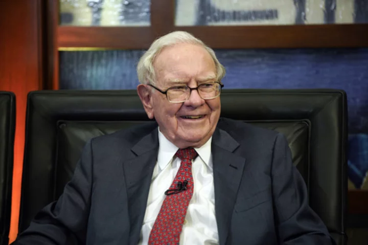 Warren Buffett's company trims its investment in printer maker HP by selling 5.5 million shares
