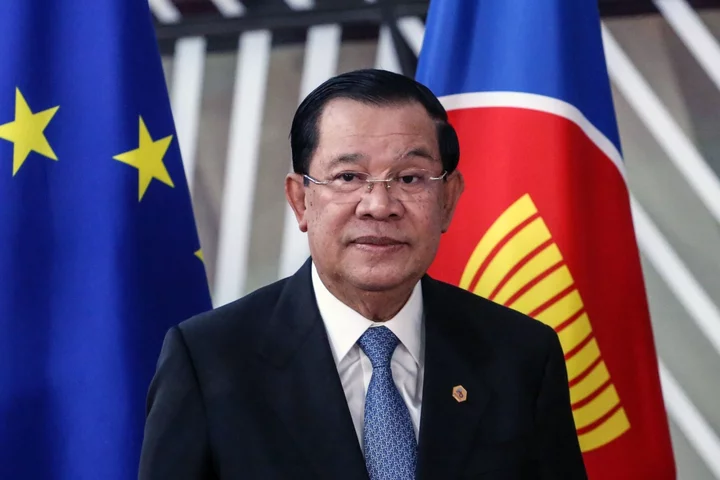 Cambodia PM Hun Sen Hands Over Power to Son After Four Decades