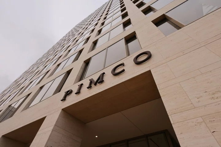 Pimco Is Selling Hung Debt It Bought From Banks for a Premium