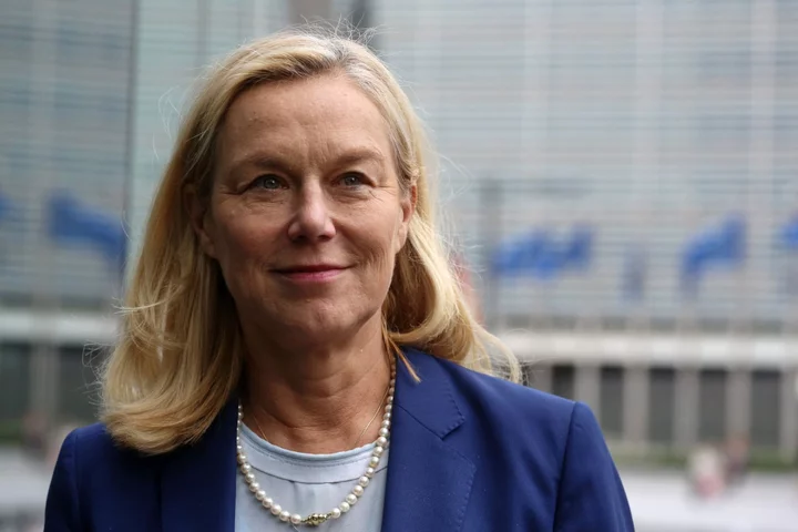 First Dutch Female Finance Minister Mulls Quitting After Death Threats