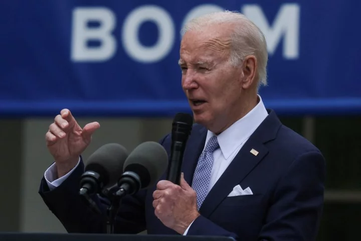 Biden wants airlines to pay passengers in U.S. for lengthy delays