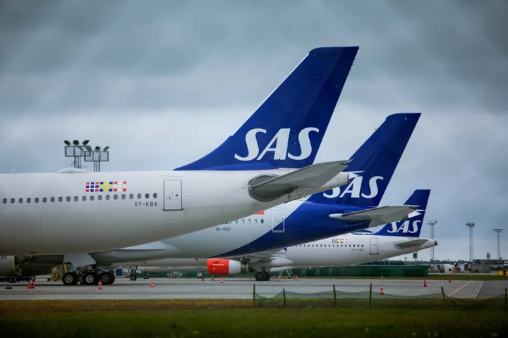 Struggling Airline SAS Weighs Final Bids From Equity Investors