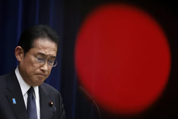 Japan Kishida Reported to Eye Tax Cuts as Support Sags
