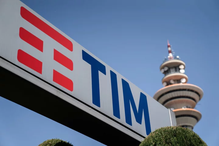 Telecom Italia Falls on Report CDP Dropping $21 Billion Grid Bid