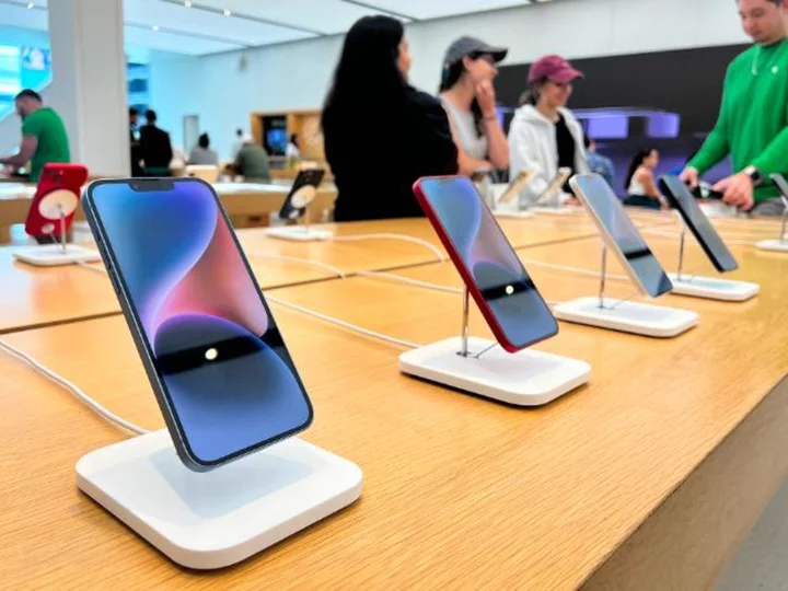 Apple's sales fall for the third consecutive quarter