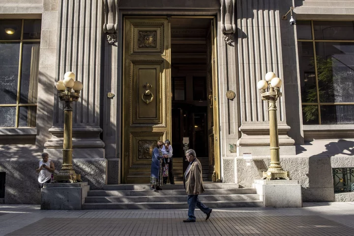 Chile Central Bank Tightens Credit Conditions, Citing Higher Global Risk