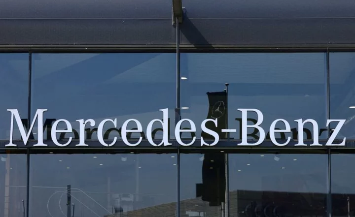 Mercedes-Benz threatened with recalls of Euro 6 cars over defeat devices
