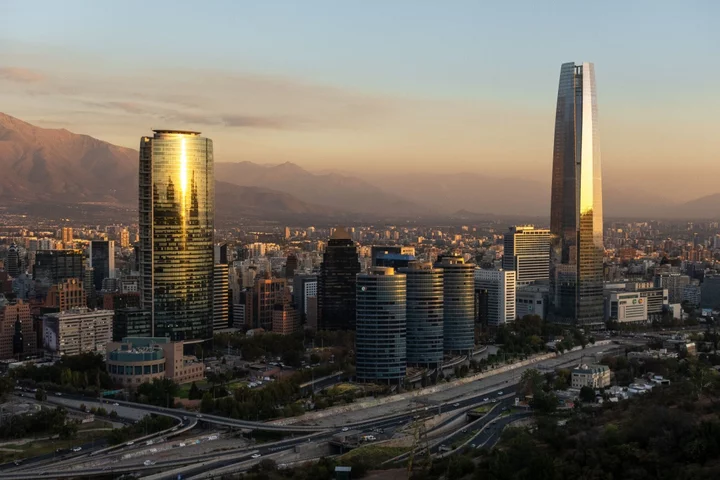 Chile Maps Out Interest Rate Cuts to 8% This Year After Paring Easing