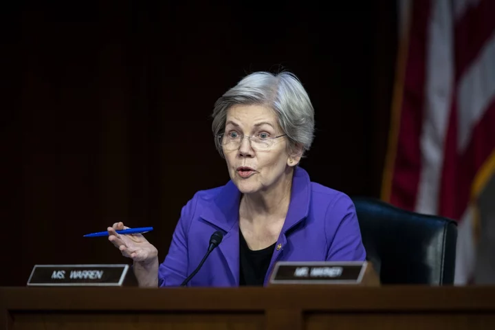 Warren Calls on Fed to Halt Interest Rate Hikes as Inflation Eases
