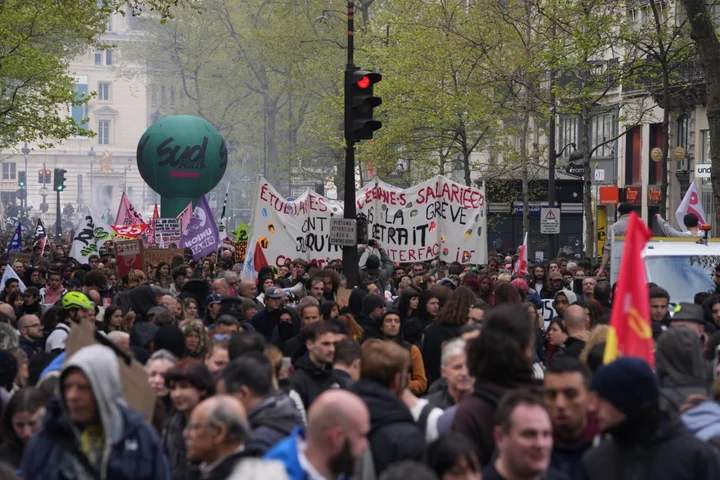 Fewer French Support Protests Against Pension Reform, Poll Shows