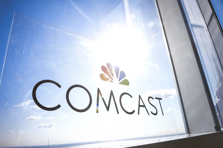 Comcast Falls as NBC Owner Sheds Broadband, Cable Customers