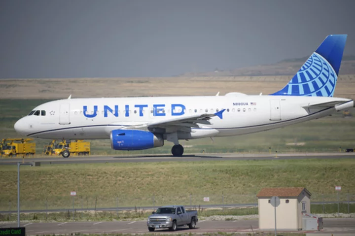 Shares of United Airlines plunge on sour outlook for 4Q profit because of rising fuel prices