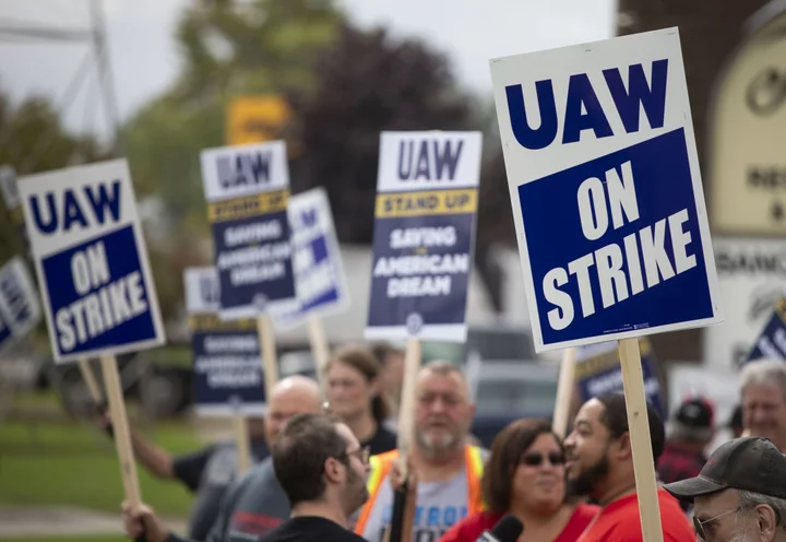 GM, Stellantis Agree to 25% UAW Pay Hike as Sides Near Deal