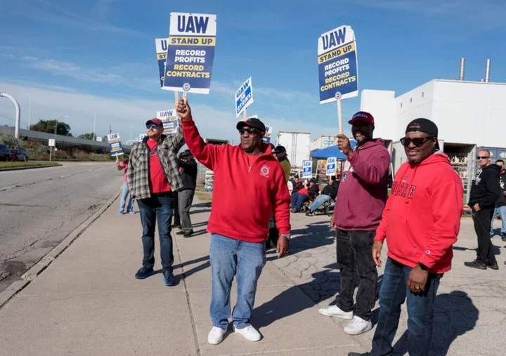 On the Ohio-to-Michigan highway, US auto workers drive for solidarity