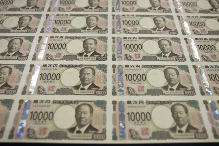 Yen Weakens to 145, Approaches Last Year’s Intervention Level