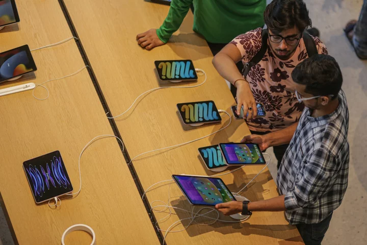 India Launches $2 Billion Drive to Woo Laptop Makers Like Apple