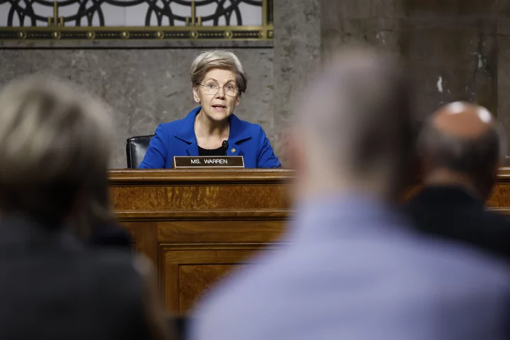 Elizabeth Warren Backs FTC’s Lina Khan in Merger Crackdown