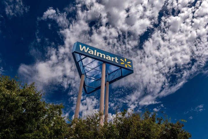 Walmart Lifts Outlook Again, Stays Cautious on US Shoppers