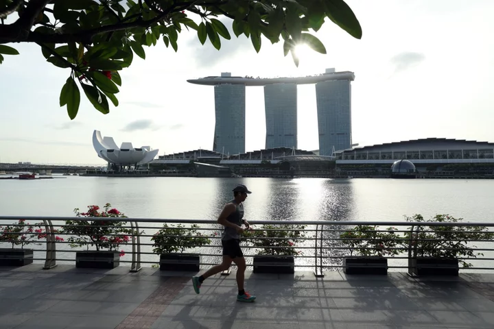 Expat Pay Packages Jump in Singapore, Drop in Hong Kong