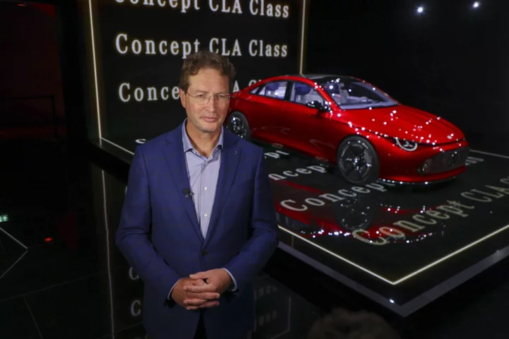 Mercedes Bets on Range Boost in Swipe at Tesla’s EV Leadership