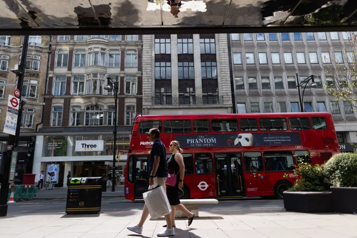 UK Retail Sales Fall More Than Expected in Spell of Warm Weather