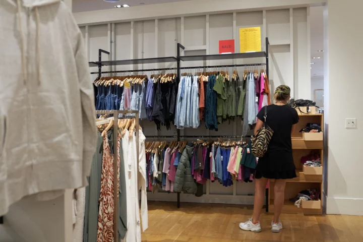 US Consumer Sentiment Rises to Highest Since 2021 as Prices Ease