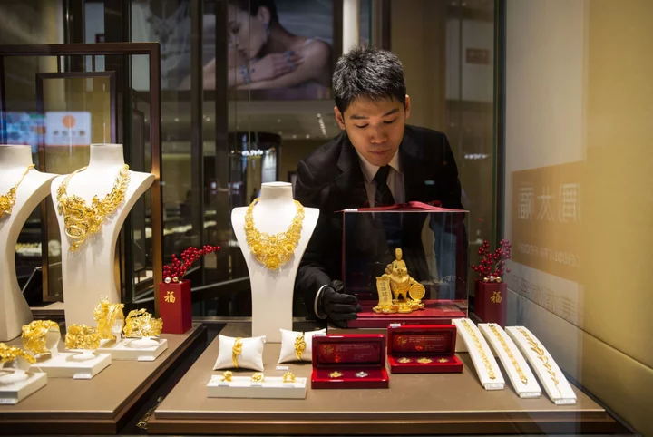 China’s Biggest Jewelry Chain Slows Expansion to Boost Profit