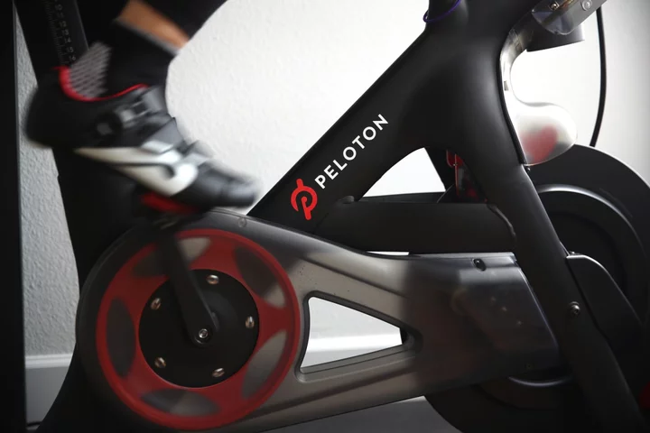 Peloton Shares Tumble as Doubts Over Growth Path Spur Analyst Downgrade