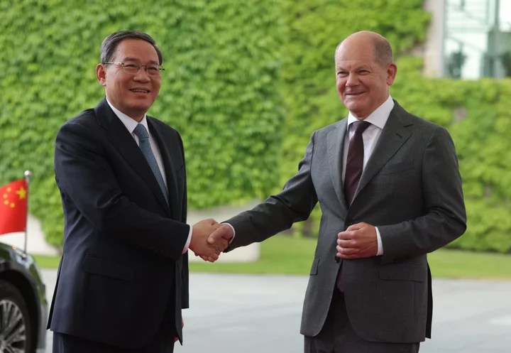 Chinese Premier Tells German CEOs to Take Lead on ‘De-risking’