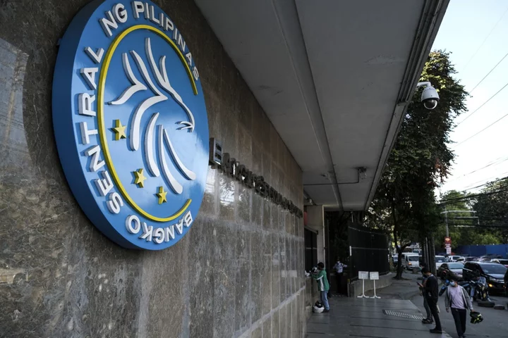 Philippines Keeps Key Rate Unchanged Again as Inflation Slows