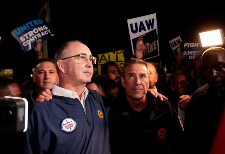 UAW leaders push ahead with Ford contract as GM talks drag