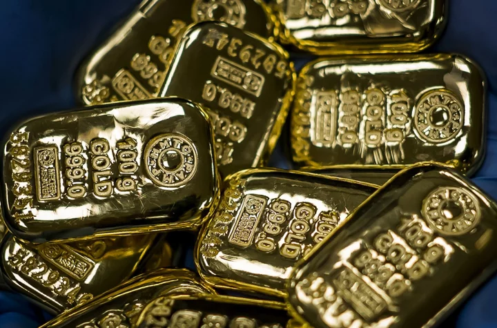Gold Holds Gains as Markets Mull Rate Pause, Middle East Crisis