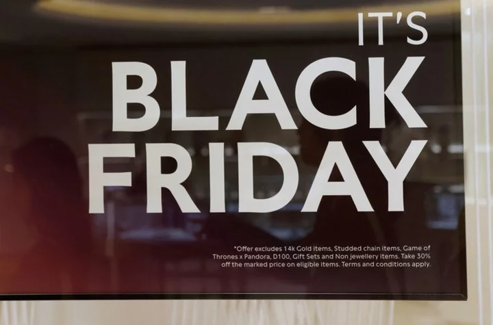 US retailers hope to draw picky Black Friday shoppers to stores