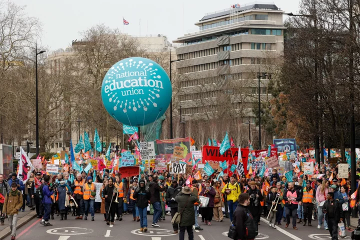 UK Teaching Unions Vote to End Strikes in Boost for Sunak