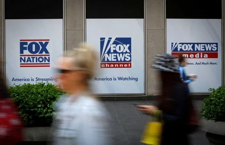 Fox's chief legal officer to step down