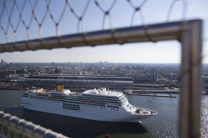 Amsterdam to Ban Cruise Ships in Bid to Cut Tourism, Pollution