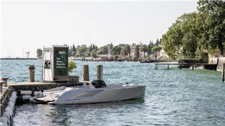Silence is golden: eFantom, Porsche’s first electric boat, is charged quickly and flexibly with ChargePost from ADS-TEC Energy