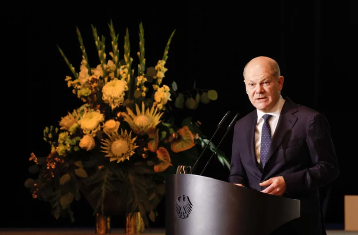 Scholz Promises Long-Term Boost to German Military Spending