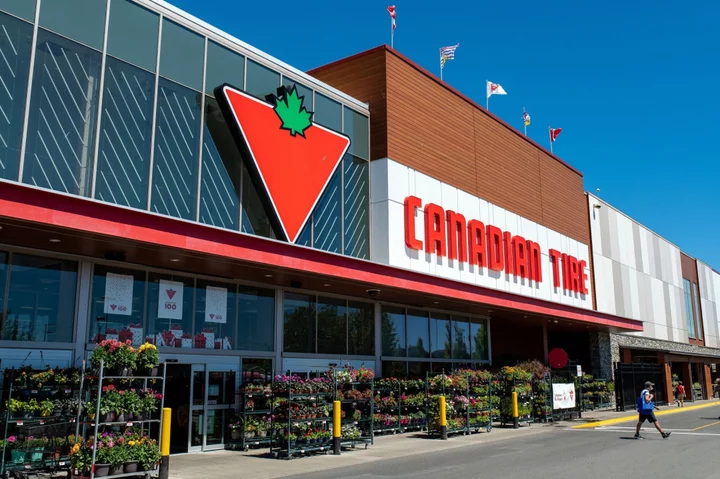 Major Retailer’s Struggles Flash Warning Signs for Canadian Economy