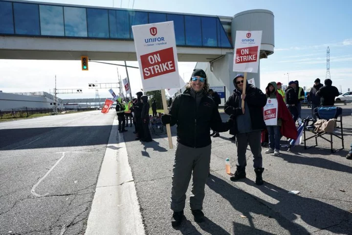 Canadian autoworkers union Unifor ratifies GM labor deal