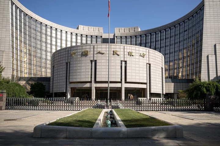 China’s Central Bank Signals Slower Credit Growth, Lower Rates