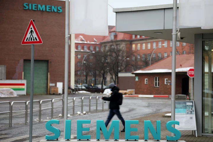 Siemens Hikes Outlook Again After Revenue, Orders Surge