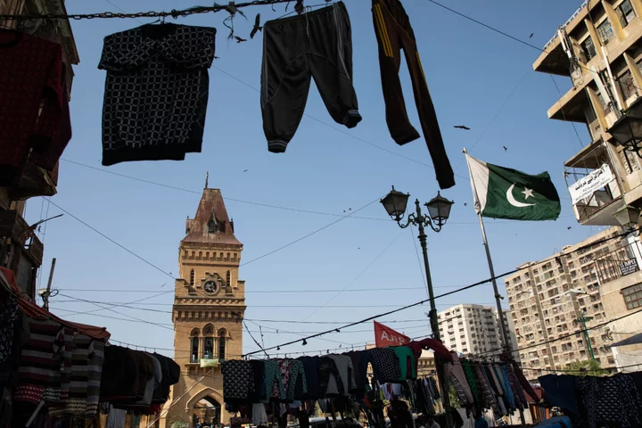 Pakistan Growth Slows Sharply as Economic Challenges Mount