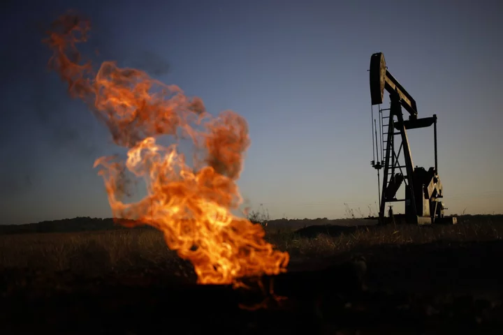 Oil Extends Drop Below $90 as Rate Concerns Overshadow Tightness