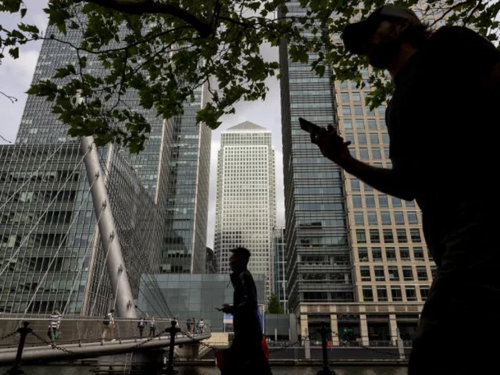 London's bankers can make unlimited bonuses again as UK axes cap