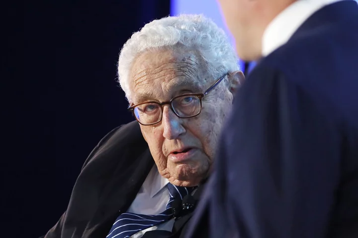 Kissinger Says Putin Survival ‘Improbable’ If Ukraine Prevails