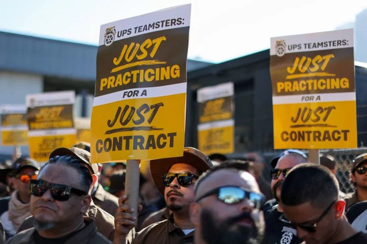 200 U.S. lawmakers agree not to intervene in any UPS strike