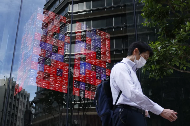 Japan Stocks Slipping in MSCI Indexes as Weak Yen Offsets Rally